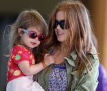 Olive Baron Cohen, en avril 2010, avec sa maman Isla Fisher.