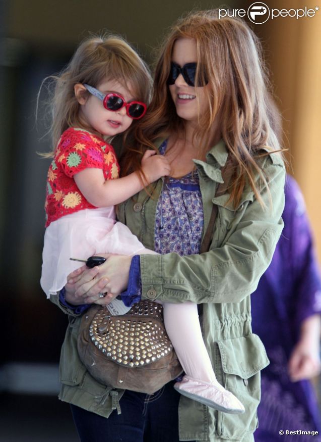 Olive Baron Cohen, en avril 2010, avec sa maman Isla Fisher.