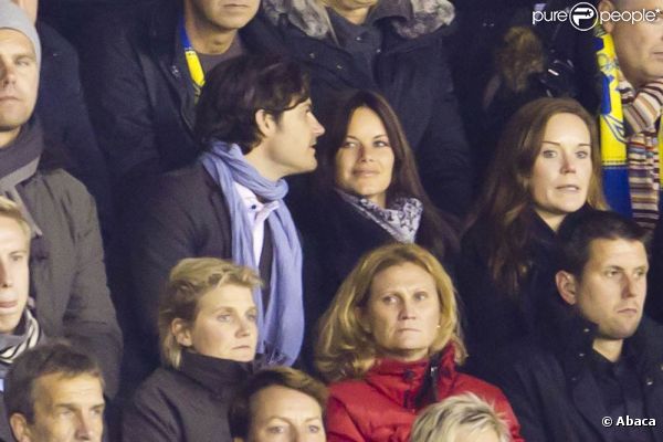 Le prince Carl Philip et sa compagne Sofia Hellqvist toujours plus amoureux, au stade Rasunda de Solna le 11 octobre 2011, dans l'agglomération de Stockholm, pour assister à la victoire de la Suède sur les Pays-Bas (3-2) lors de la dernière journée des éliminatoires pour l'Euro 2012.