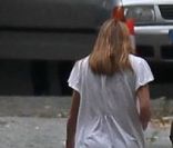 Carla Bruni, très enceinte devant chez elle le 12 octobre 2011.