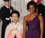 Michelle Obama prend la pause avec son homologue sud-coréenne Kim Yon-ok lors du dîner d\'état organisé en l\'honneur du président sud-coréen à Washington le 13 octobre 2011