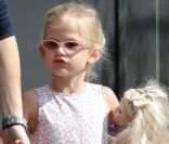 Jennifer Garner fait du shopping avec Violet, son aînée. Elle dévoile son baby bump sous le soleil de Los Angeles. 15 octobre 2011