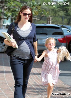 Jennifer Garner fait du shopping avec Violet, son aînée. Elle dévoile son baby bump sous le soleil de Los Angeles. 15 octobre 2011