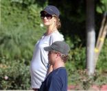 Eric Dane et sa femme enceinte Rebecca Gayheart dans un parc de Beverly Hills le 15 octobre 2011