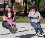 Eric Dane, sa femme enceinte Rebecca Gayheart et leur fille Billie Beatrice dans un parc de Beverly Hills le 15 octobre 2011