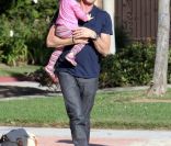 Eric Dane avec sa fille Billie Beatrice dans un parc de Beverly Hills le 15 octobre 2011