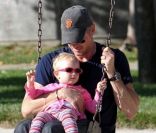 Eric Dane, aux petits soins avec sa fille Billie Beatrice dans un parc de Beverly Hills le 15 octobre 2011