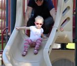Eric Dane dans un toboggan avec sa fille Billie Beatrice dans un parc de Beverly Hills le 15 octobre 2011