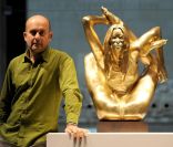 Marc Quinn en 2008 pose avec sa statue Kate Moss