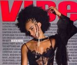 Mi-afro mi-tressée, Alicia Keys pose en Une du magazine Vibe. Septembre 2002. 