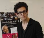 Michael Gregorio dicte la dictée d'Ela, à l'école Blanche de Castille, à Paris, le 17 octobre 2011 