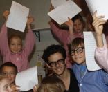 Michael Gregorio dicte aux enfants la dictée d\'Ela, à l\'école Blanche de Castille, à Paris, le 17 octobre 2011<br />