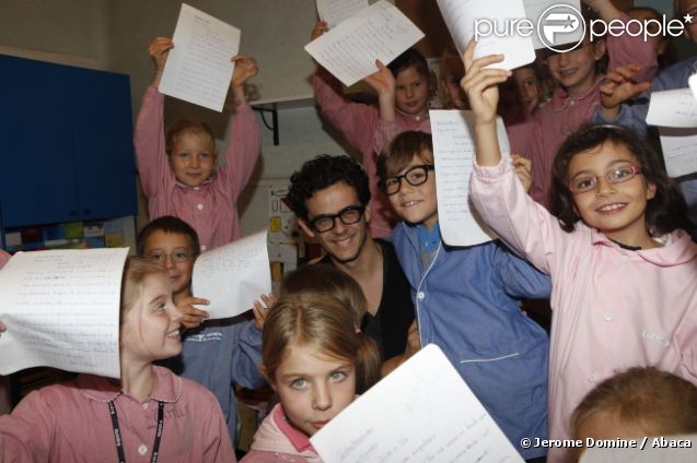 Michael Gregorio dicte aux enfants la dictée d'Ela, à l'école Blanche de Castille, à Paris, le 17 octobre 2011 