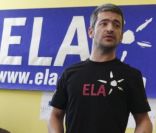 Le parrain Grégoire dicte la dictée d\'Ela, au collège Maréchal Leclerc, à Puteaux, le 17 octobre 2011