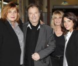 Michèle Bernier, Daniel Russo, son épouse et leur fille lors de la générale du On Alone Man Show de Pascal Légitimus au Palace à Paris le 17 octobre 2011  