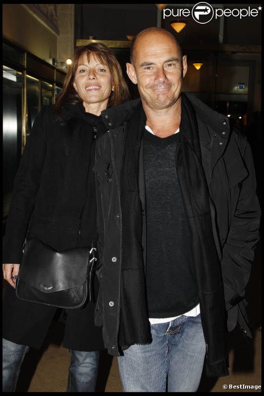 Bernard Campan et sa compagne lors de la générale du On Alone Man Show de Pascal Légitimus au Palace à Paris le 17 octobre 2011  