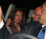 Le soir de la victoire, François Hollande et sa compagne Valérie Trierweiler, à Paris, le 16 octobre 2011.