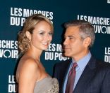 George Clooney présente Les Marches du pouvoir, à Paris, le 18 octobre 2011. Il est avec sa compagne Stacy.<br />
