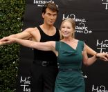Patrick Swayze : Sa veuve face à son double de cire, c'est bizarre