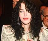 Isabelle Adjani et son César pour Camille Claudel, le 2 mars 1989 à Paris.