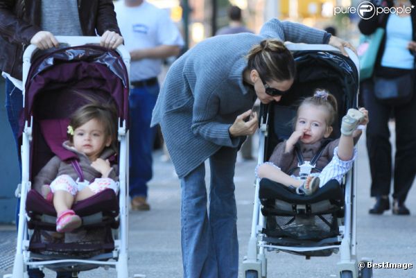 Sarah Jessica Parker en balade dans les rues de New York avec ses jumelles Tabitha et Marion, le 20 octobre 2011