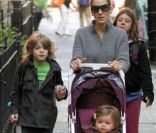 Sarah Jessica Parker en balade dans les rues de New York avec ses  jumelles Tabitha et Marion et son grand fils James qui se rend à  l\'école, le 20 octobre 2011