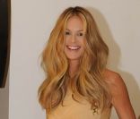Elle Macpherson, superbe, présente son partenariat avec Invisible Zinc, le 20 octobre 2011.
