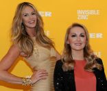 La superbe Elle Macpherson présente son partenariat avec Invisible Zinc, le 20 octobre 2011.