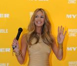 Elle Macpherson, radieuse, présente son partenariat avec Invisible Zinc, le 20 octobre 2011.