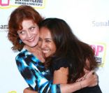 Somaly Mam dans les bras de Susan Sarandon, lors du Gala de la fondation Somaly Mam, à New York, le 20 juillet 2010.<br />