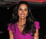  Padma Lakshmi au gala de la Fondation Somaly Mam, à New York, le 20 octobre 2011. 