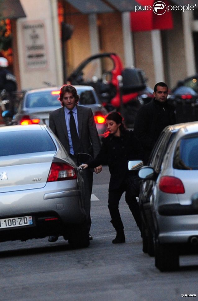 Jean Sarkozy et son épouse Jessica ont rendus visite à Carla Bruni et ont rencontré la petite Giulia. Clinique de la Muette, Paris, le 21 octobre 2011