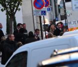 Nicolas Sarkozy salue les passants en sortant de la Clinique de la Muette, Paris, le 21 octobre 2011. Il faut dire que le vendredi, vers 16h30, un jour de vacances, il y a du monde dans la rue !<br />