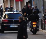 Nicolas Sarkozy, telle une rockstar salue ses fans, en quittant la Clinique de la Muette, Paris, le 21 octobre 2011