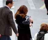 Carla Bruni-Sarkozy sort de la clinique de la Muette en serrant contre elle son petit trésor Giulia le 23 octobre 2011 à 14h 20.