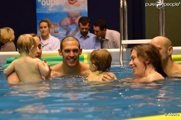 Le nageur Hugues Duboscq, jeune papa qui s'apprête à lancer le sprint final de sa carrière à 30 ans avec les JO 2012 en point de mire, animait l'activité Eveil Aquatique de la FFN au Salon KidExpo de Paris le 23 octobre 2011.