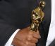 Forest Whitaker et son Oscar, le 25 février 2077 à Los Angeles.