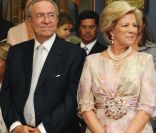 Le roi Constantin et la reine Anne-Marie de Grèce lors du mariage de leur fils le prince Nikolaos et de Tatiana Blatnik sur l'île de Spetses le 25 août 2010.