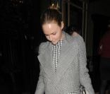 la styliste anglaise Stella McCartney, photographiée à la sortie d\'un hôtel londonien, prouve que la mode est un domaine fait pour elle. Londres, le 25 octobre 2011.<br />