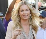 L\'actrice Rebecca Romijn, rayonnante pour se rendre sur le tournage de sa nouvelle série, <em>Extra</em>. Los Angeles, le 28 octobre 2011.<br />