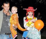 L\'adorable petit Zuma, dernier fils de Gwen et son époux Gavin Rossdale sait comment attendrir les photographes à Halloween <br />