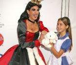 Teri Hatcher tente de voler la vedette à sa fille Emerson Rose mais sur le tapis rouge, c\'est l\'adorable en Alice qui remporte tous les suffrages !<br />