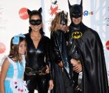 David Charvet et Brooke Burke en famille, ne lésinent pas sur les moyens pour fêter Halloween <br />