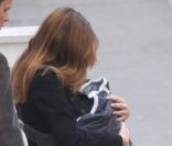 Carla Bruni quitte la clinique de la Muette à Paris, le 23 octobre 2011, avec sa petite Giulia dans les bras.