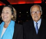 Alain Decaux et sa femme arrivent au concert de Pierre Perret à l'Olympia, le 28 octobre 2011.