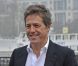 Hugh Grant, déjà recasé avec une jeunette, rend visite à sa petite fille