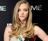Amanda Seyfried avant son incident vestimentaire, à Madrid le 3 novembre 2011.