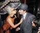 Lady Gaga fait un bisou au concierge de son hôtel à Londres le 4 novembre 2011