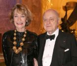 Loulou de la Falaise avec Pierre Bergé en mars 2010 poir la rétrospective Yves Saint Laurent 