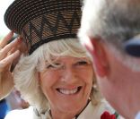 Un cadeau zoulou qui lui va si bien, le 3 novembre 2011. Le prince Charles et son épouse Camilla Parker Bowles en visite en Afrique du Sud du 2 au 6 novembre 2011.